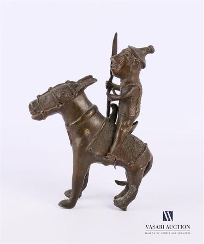 null BAMOUN - CAMEROUN
Guerrier en bronze sur sa monture tenant une lance
Début XXème...