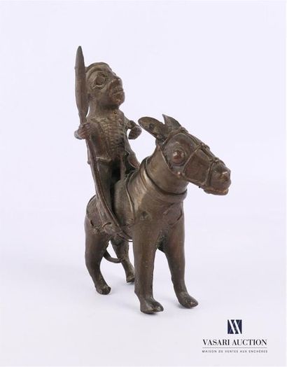 null BAMOUN - CAMEROUN
Guerrier en bronze sur sa monture tenant une lance
Début XXème...