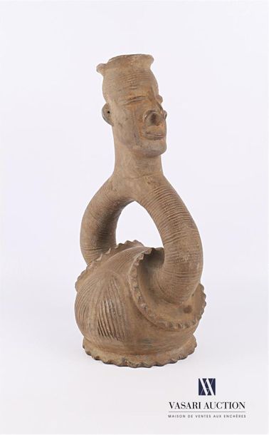 null NIGERIA
Anthropomorphic terracotta funerary urn
Late 20th century
(small splinters...