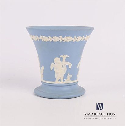 null WEDGWOOD - ENGLAND
Porcelain cup with white decoration in low relief on a blue...