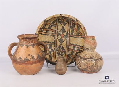 null BERBERE
Vase de forme balustre en poterie à décor de motifs géométriques (Haut....