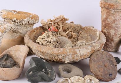 null ARCHAEOLOGY Set
of terracotta pieces with marine concretions such as: a libatory...