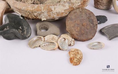 null ARCHEOLOGIE
Ensemble de pièces en terre cuite avec concrétions marines telles...