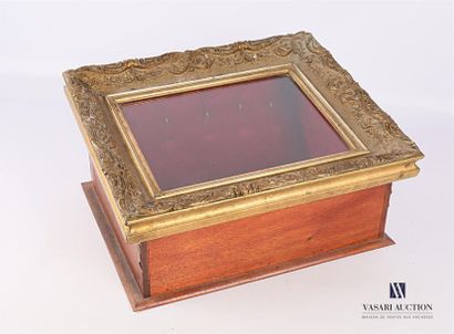 null Wooden presentation box, the upper part opens with a glass flap hemmed with...