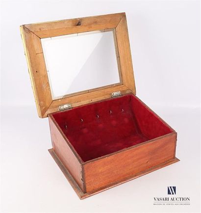 null Wooden presentation box, the upper part opens with a glass flap hemmed with...