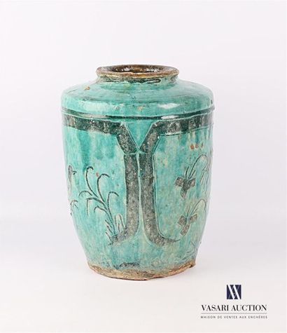 null Vase en terre cuite vernissée turquoise à décor d'oiseaux inscrits dans des...