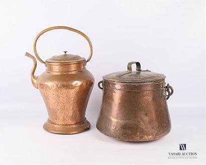null Copper lot comprising a covered pot and a covered 
kettle (wear and dents)
Height...