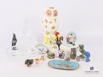 null Lot including: a trendy white earthenware owl with polychrome decoration (height:...