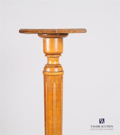 null Moulded and engraved natural wood saddle, the square-shaped top rests on a shaft...