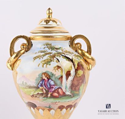 null Vase couvert en porcelaine de forme balustre à décor polychrome et or d'un homme...