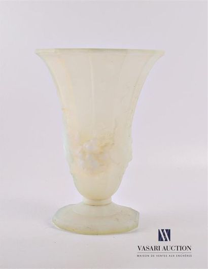 null VERLUX
Vase en verre opalescent à pans coupés et à décor de pampres de vigne...