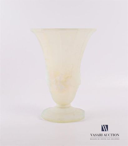 null VERLUX
Vase en verre opalescent à pans coupés et à décor de pampres de vigne...