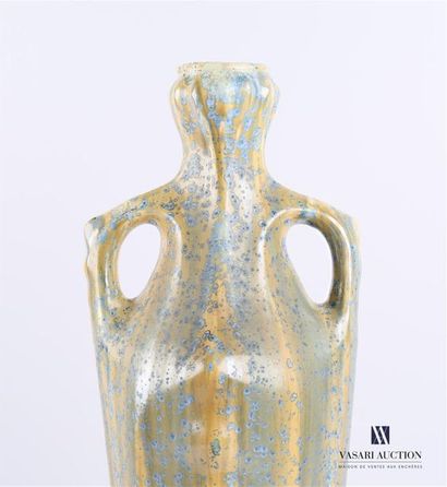 null Vase en faïence de forme balustre à deux anses à décor de tâches bleues sur...