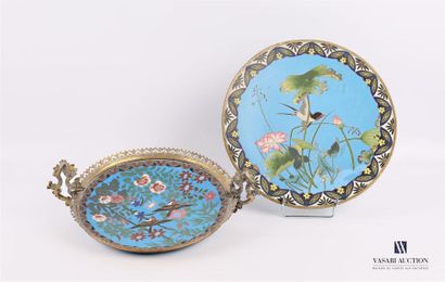 null Lot en émaux cloisonnés comprenant un plat de forme ronde à décor d'une hirondelle...