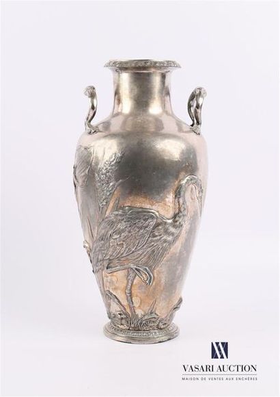 null Vase en métal argenté de forme balustre flanqué de deux anses à décor d'un échassier,...
