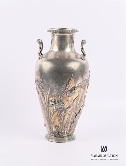 null Vase en métal argenté de forme balustre flanqué de deux anses à décor d'un échassier,...