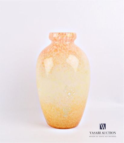 null Vase en verre teinté rose et jaune à décor marmoréen agrémenté de paillettes...