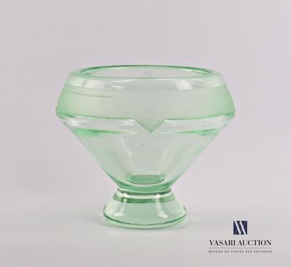 null Vase en verre teinté vert de frome conique à décor d'un bandeau sablé orné de...