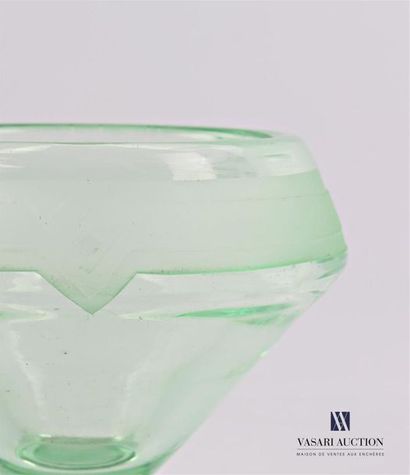 null Vase en verre teinté vert de frome conique à décor d'un bandeau sablé orné de...