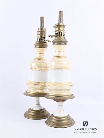 null Pair of oil lamps in brass and porcelain with gilded net decoration, frieze...