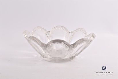 null LALIQUE France 
Coupe en verre, la bordure ourlée de pétales ornées de palmes...