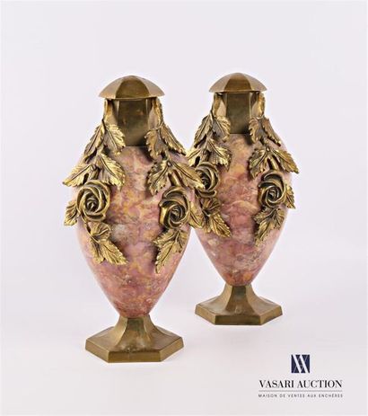 null Pair of simulated marble and bronze vases of ovoid shape decorated with rose...