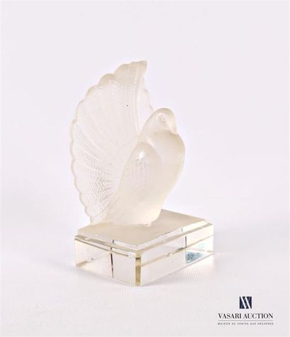 null Moulded pressed glass subject depicting a dove
(tiny scratches)
Top. Width :...