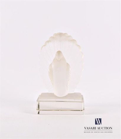 null Moulded pressed glass subject depicting a dove
(tiny scratches)
Top. Width :...