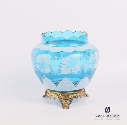 null Vase en verre bleu à décor givré en applique d'une frise de feuilles de vignes...