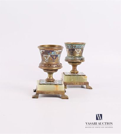 null Pair of bronze candleholders resting on an onyx base finished with four stepped...