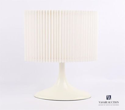 null Lamp base in white lacquered resin, it supports a white pleated plastic shade.
Circa...