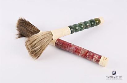 null CHINA
Two brushes made of hard stones and bone, the handle ringed.
Length: 37...