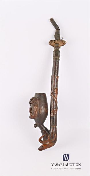 null Carved wooden pipe decorated with a deer head and foliage (small accidents and...