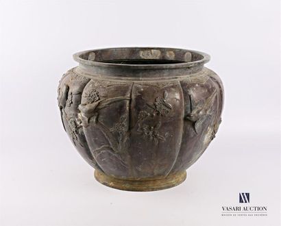 null JAPAN
Patinated copper pot cover with decoration of trendy birds
Early 20th...