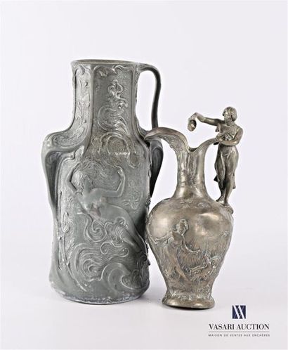 null Lot comprenant :
- GARNIER Jean (1853-1910) - Vase en étain à décor tournant...