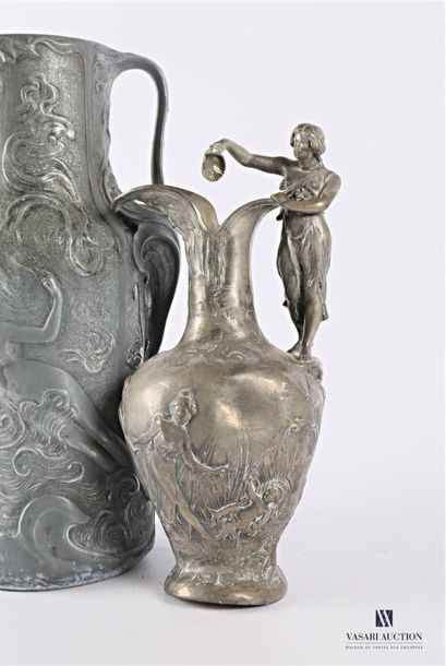 null Lot comprenant :
- GARNIER Jean (1853-1910) - Vase en étain à décor tournant...