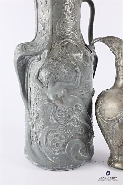 null Lot comprising :
- GARNIER Jean (1853-1910) - Pewter vase with rotating decoration...