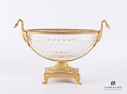 null Oval-shaped crystal bowl, the belly decorated with a pavement of diamond points,...