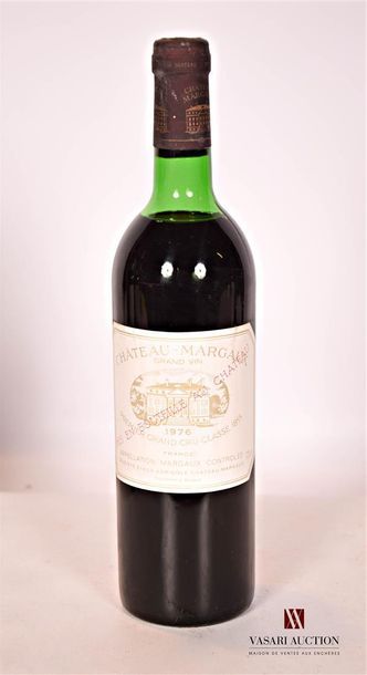 null 1 bouteille	Château MARGAUX	Margaux 1er GCC	1976

	Et. un peu tachée. N : haut...