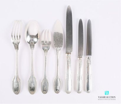 null Silverware, the handle decorated with fillets ending in a frieze of water leaves...
