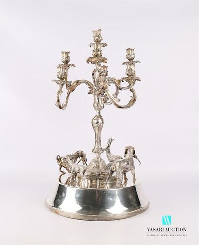 null Important silver centerpiece resting on a base with a doucine surmounted by...