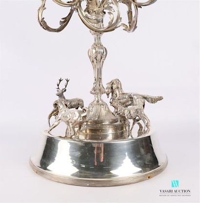 null Important silver centerpiece resting on a base with a doucine surmounted by...