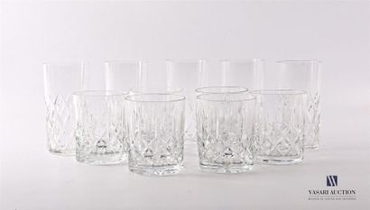 null Suite de six verres à whisky en cristal à décor de croisillons dans sa partie...