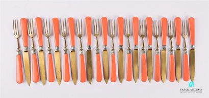 null Suite de douze fourchettes et douze couteaux à fruits, les manches en composition...