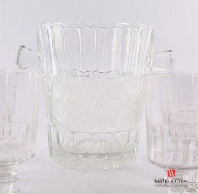 null Suite de douze verres à eau en verre translucide, la partie inférieure du gobelet...