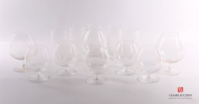 null Lot comprenant huit verres à cognac en verre dont cinq à décor de pointes de...