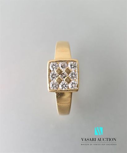 null Ring rush yellow gold 750 thousandths, square pattern paved with nine brilliants...