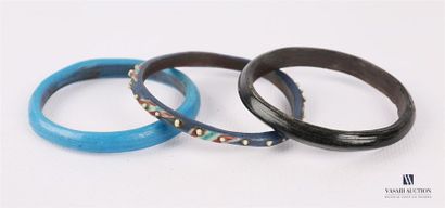 null Trois bracelets en verre de différentes couleurs
Époque Romaine 	

