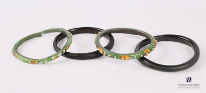 null Quatre bracelets en verre de différentes couleurs
Époque Romaine 	
(un acci...