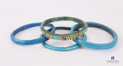 null Quatre bracelets en verre de différentes couleurs
Époque Romaine 	



